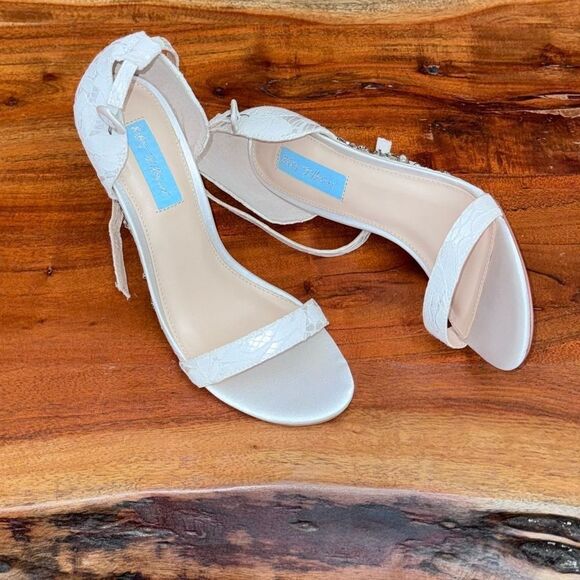 Blue by Betsey Johnson Alisa Ivory Wedding 4” Wedge Heel Beaded Pearl Lace 8 EUC - Picture 1 of 12